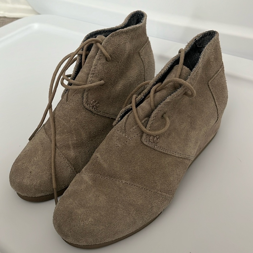 Tom’s Wedge Bootie size Y4
